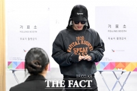  '시선 집중 비주얼'...대선 투표장 찾은 구교환 [TF사진관]