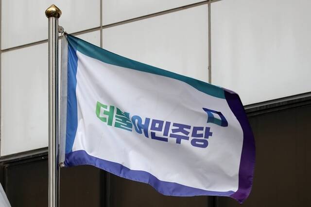 더불어민주당 새 원내대표 자리를 두고 김병기 의원과 서영교 의원이 맞붙게 됐다. /뉴시스