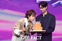  생일 맞은 김희재 '동료들과 깜짝 축하 파티' [TF사진관]