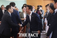  사회분야 업무보고 참석해 인사 나누는 김민석 국무총리 후보자 [포토]